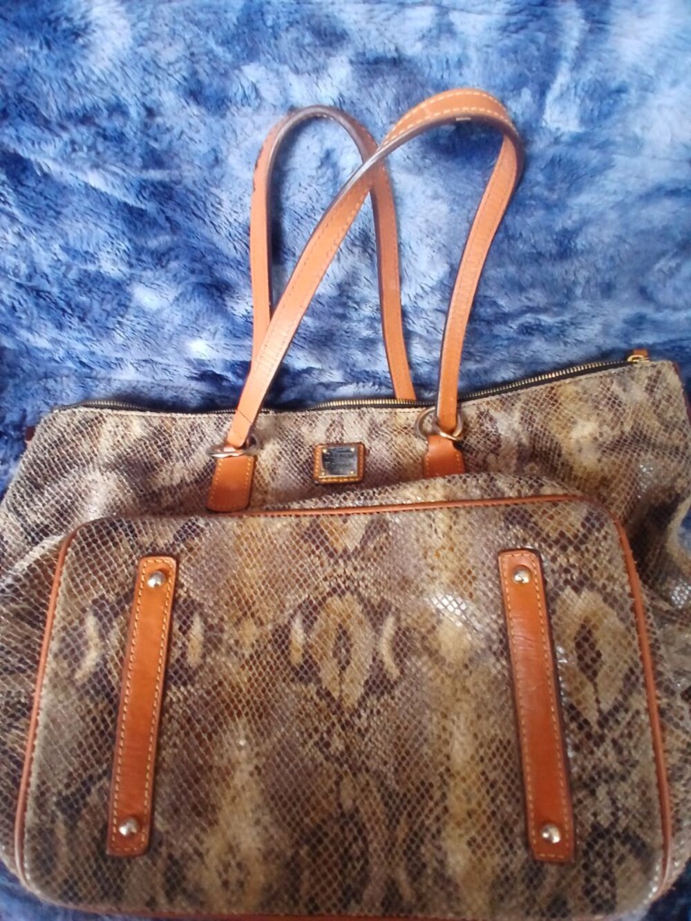 Dooney & Bourke tote handbag - Picture 2 of 9